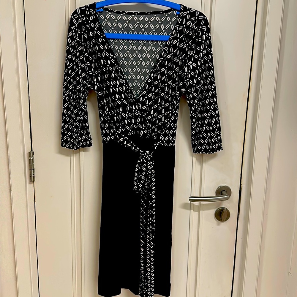 NWOT Korean fabric stretchy V neck dress with lining, sleeves & belt ! Size L! - Picture 1 of 7